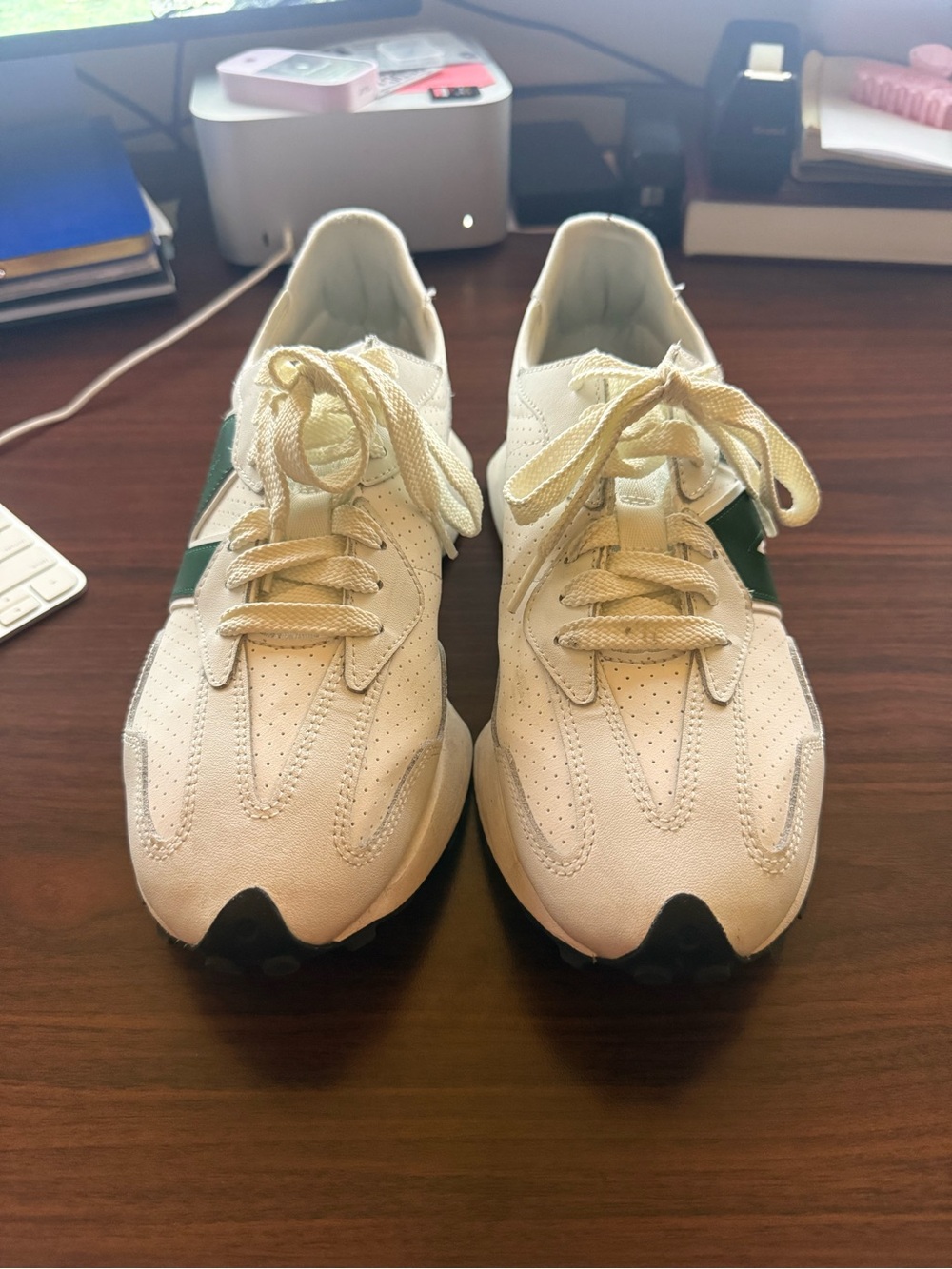 New Balance 327 sneakers in a white and green colorway - Picture 4 of 6